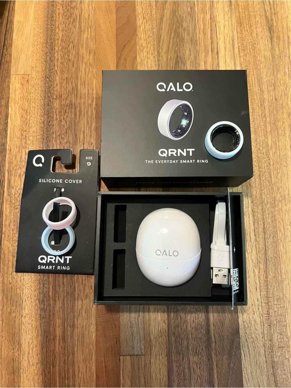 Qalo QRNT Smart Ring with White Charging Case